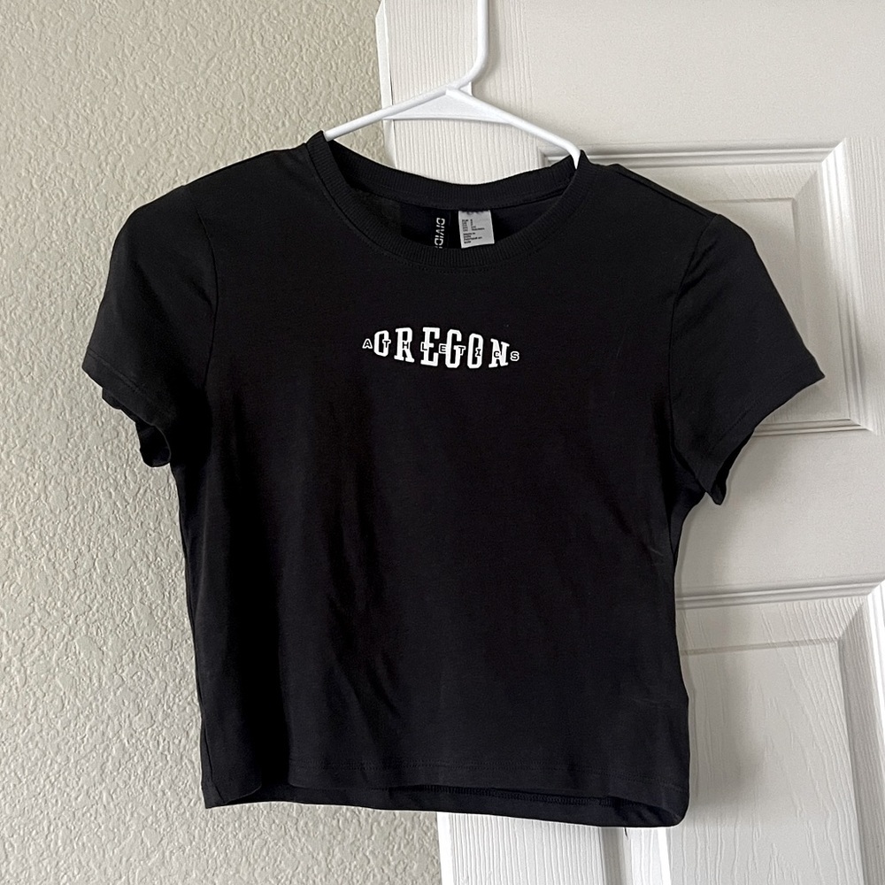 H&M Oregon athletics cropped tee